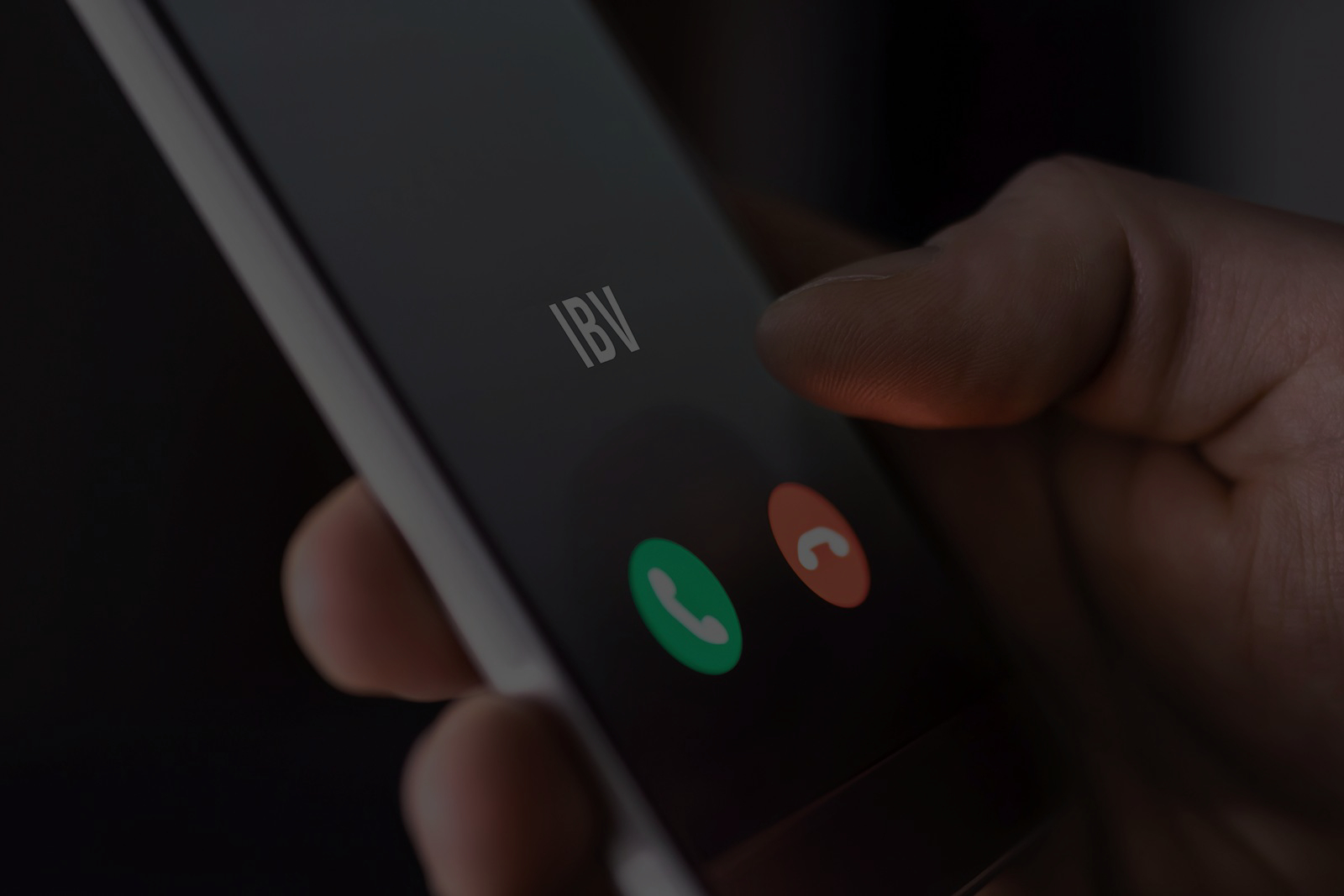 Fotografía en detalle de la pantalla de un teléfono móvil realizando una llamada a IBV