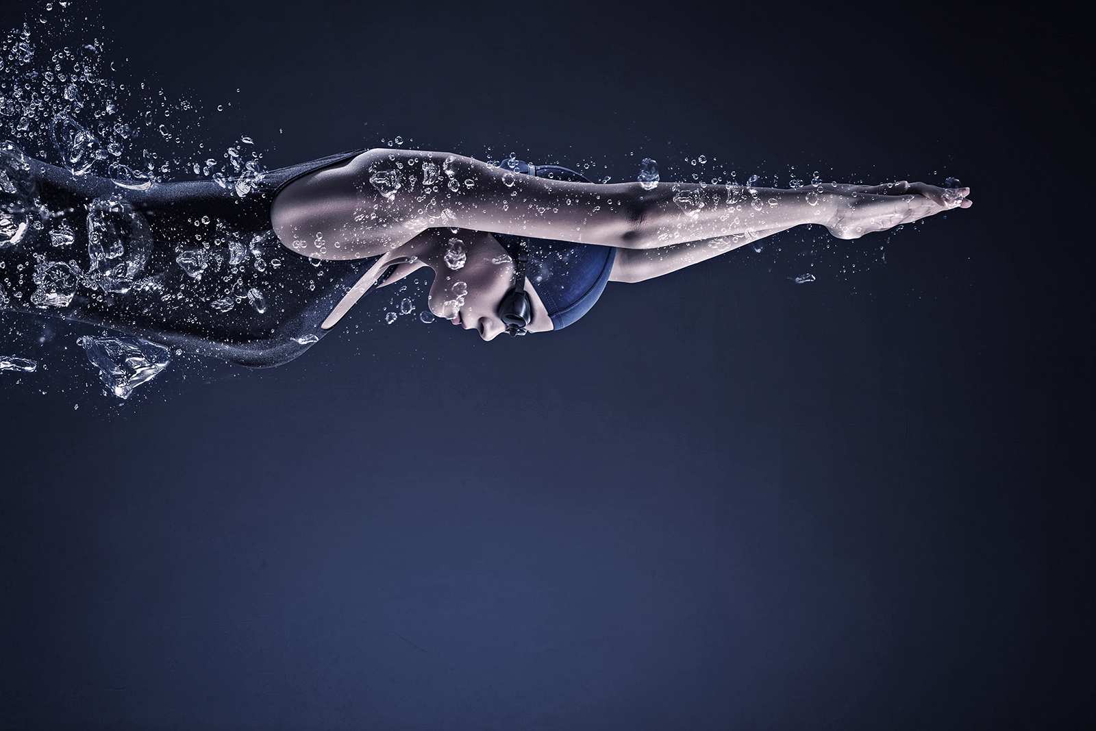 Fotografía de nadadora bajo el agua