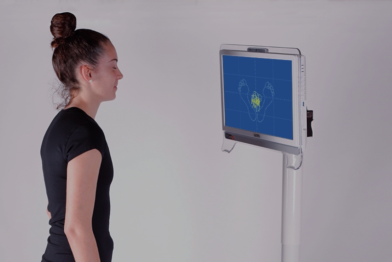 Fotografía de una mujer participando en una prueba de medición con la aplicación Evalanz