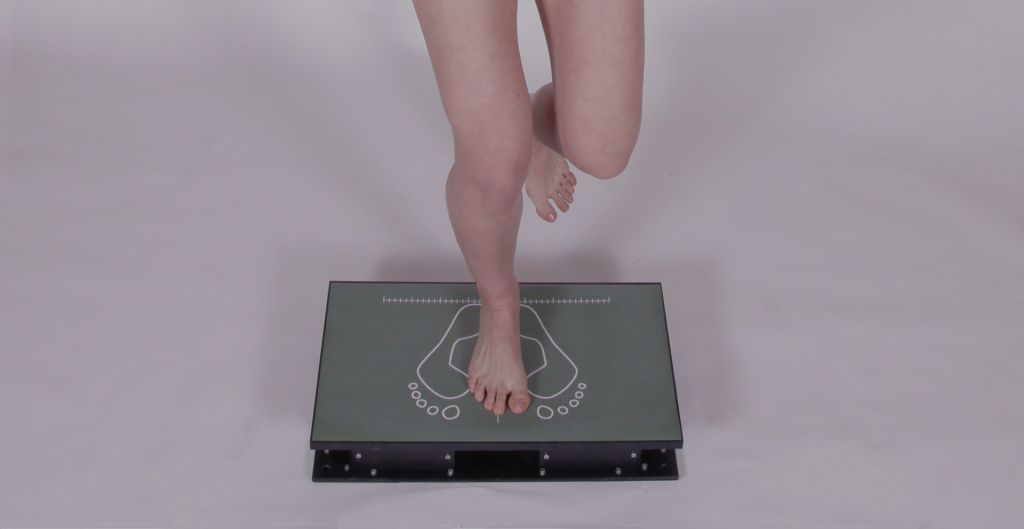 Fotografía de unas piernas de mujer deportista realizando una medición con la aplicación NedRodilla