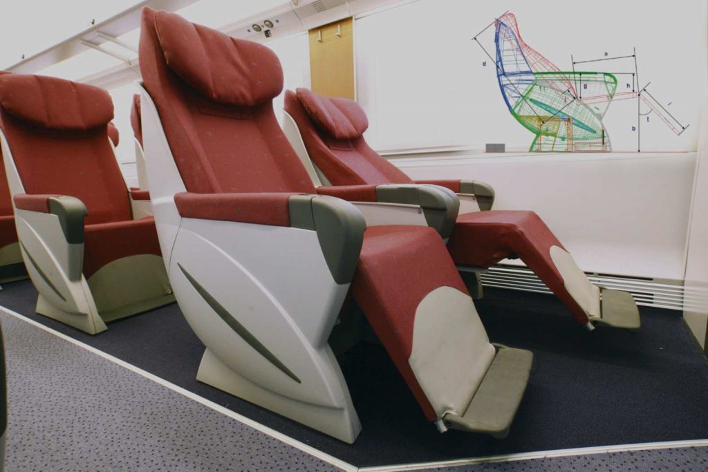 Fotografía de los asientos de un vagónn de tren y el esquema de su diseño
