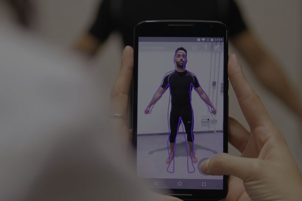 Fotografia en detalle de la pantalla de teléfono móvil de la medición con Avatar Body de un hombre de frente