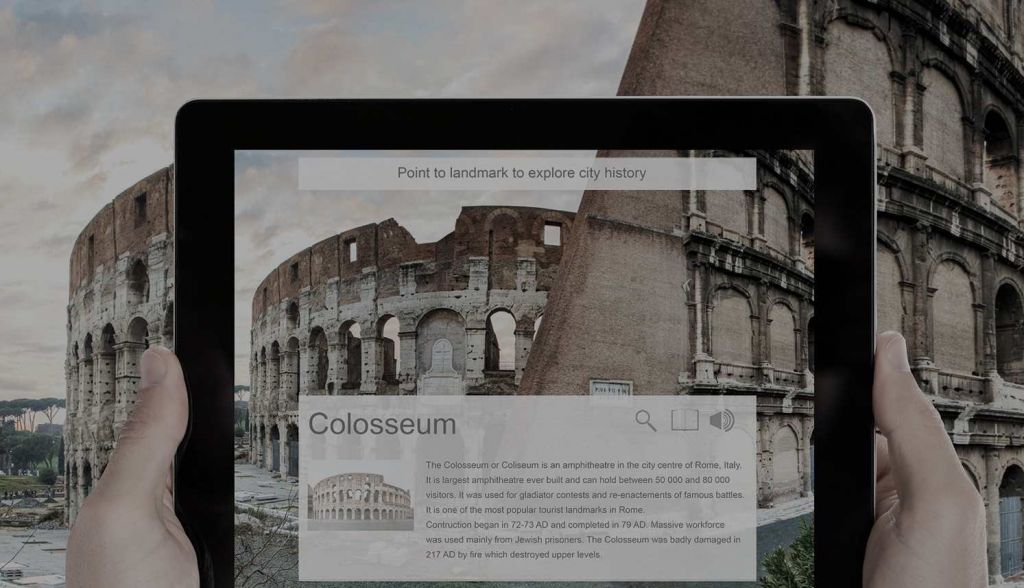 Fotografía de la pantalla de una tablet tomando la imafen del Coliseo y con explicación del monumento. Al fondo el Coliseo