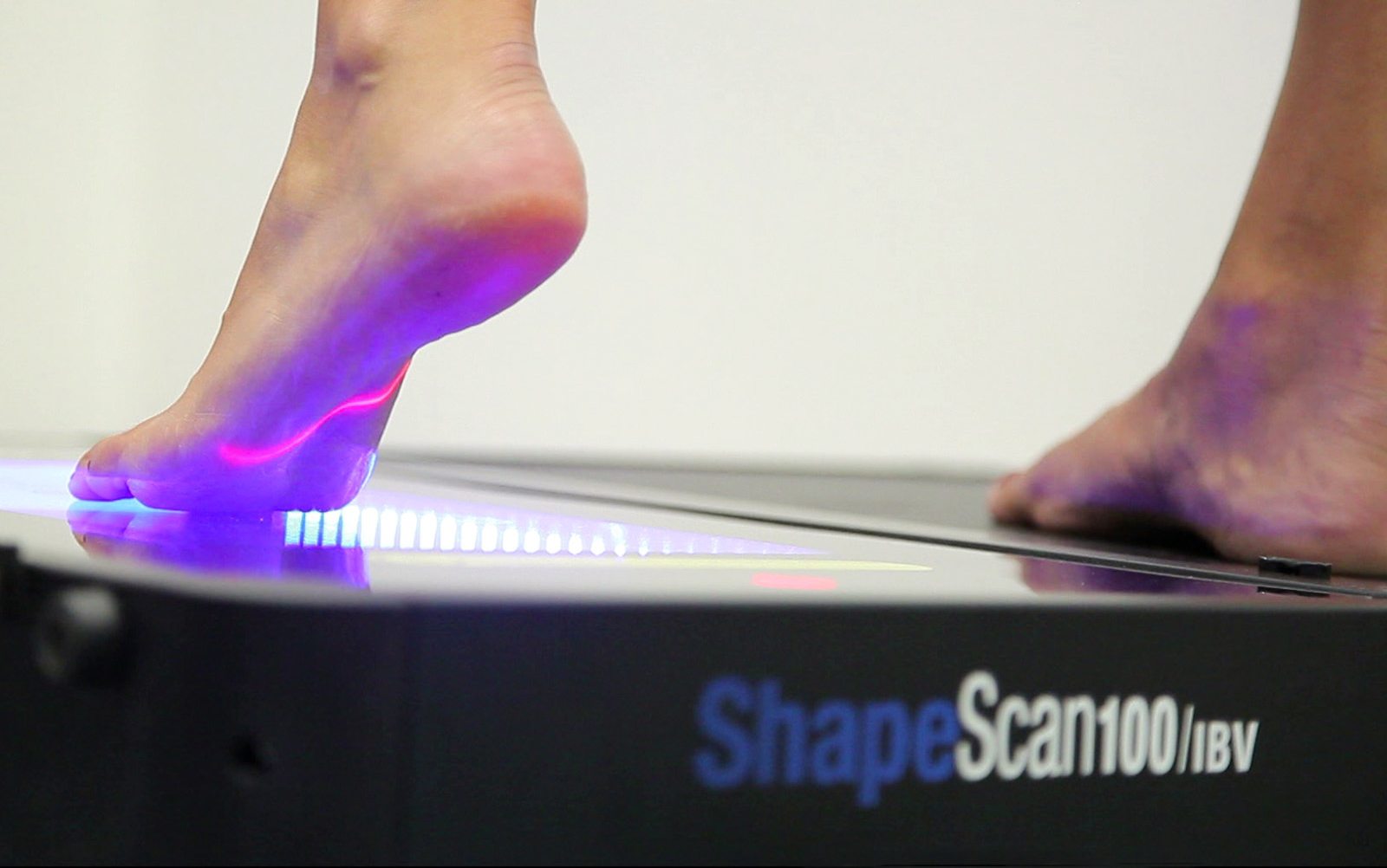 Fotografía en detalle de unos pies siendo escaneados por ShapeScan100/IBV