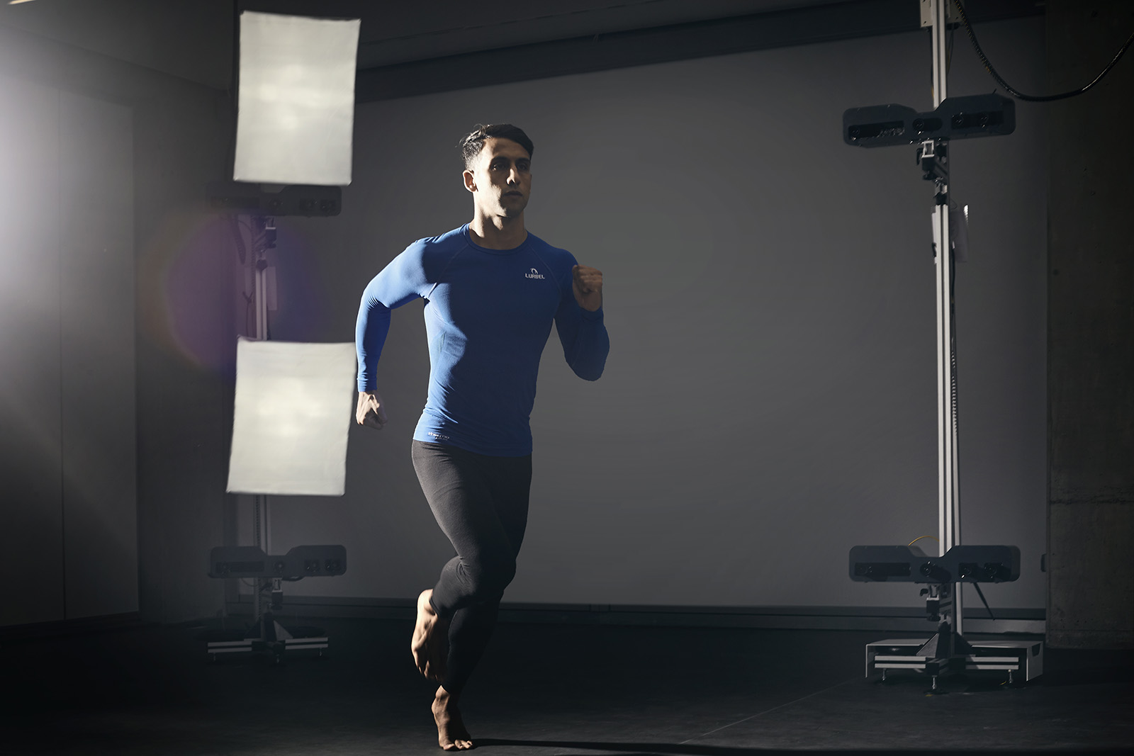 A sportman running in the studio for a Move 4D scan
