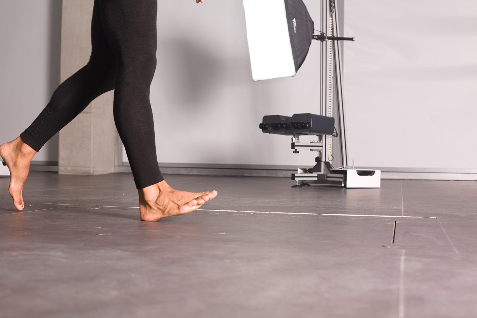 A sportman feet running in the studio for a Move 4D scan