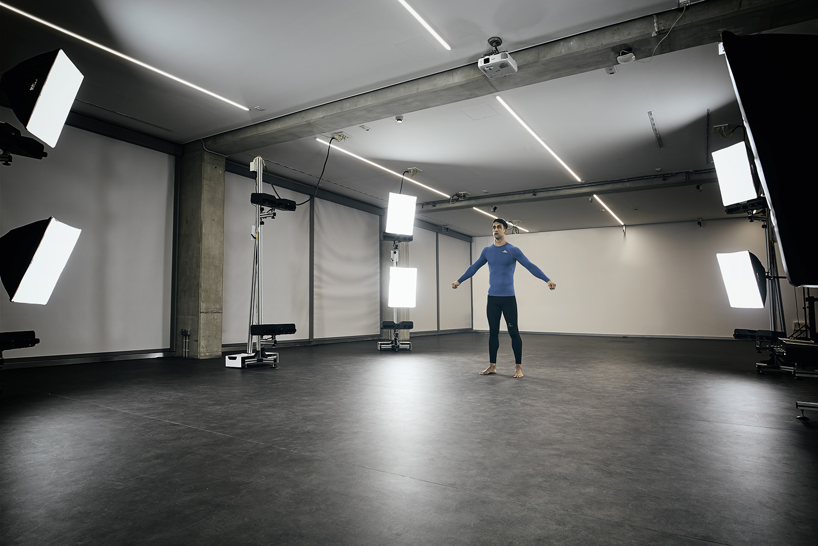 A sportman stand up in the studio for a Move 4D scan