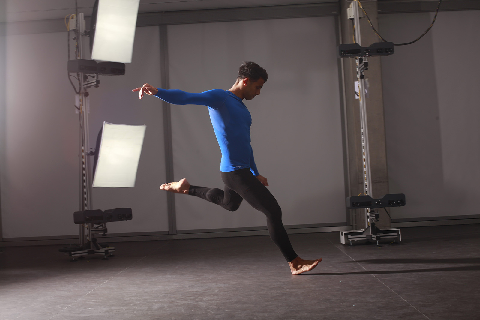 A sportman kicking in the studio for a Move 4D scan
