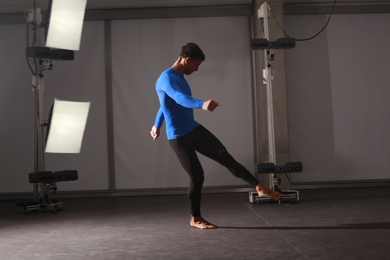A sportman kicking in the studio for a Move 4D scan