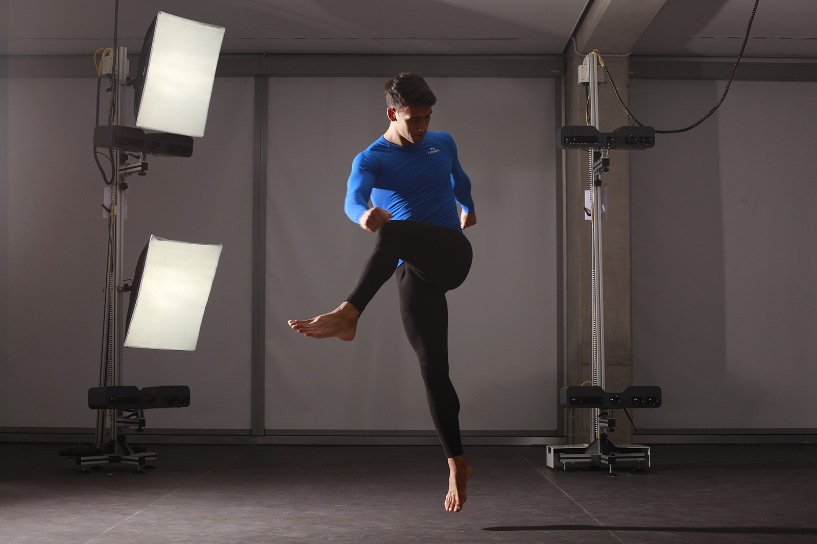 A sportman kicking in the studio for a Move 4D scan