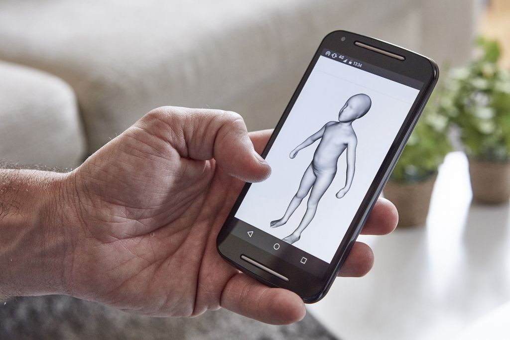 Fotografía de un teléfono móvil mostrando el resultado en 3D de una figura humana