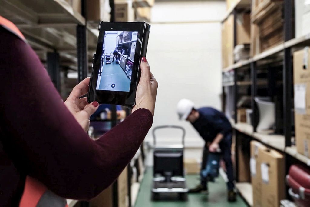 Fotografía de mujer realizando un video para el estudio ergonómico en el trabajo