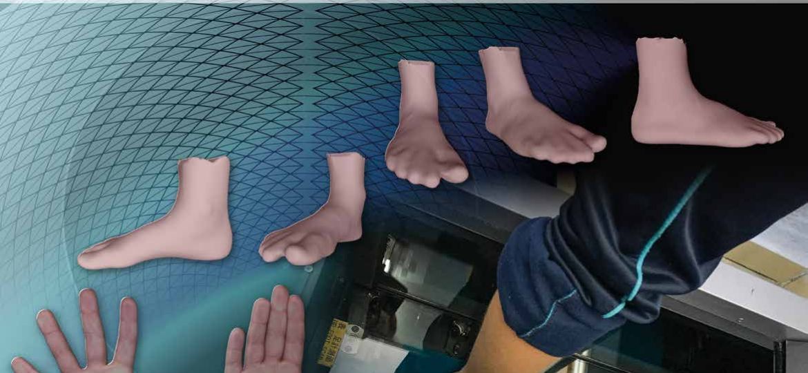 Fotografía de la medida de un pie y manos y el resultado del modelo en 3D