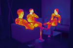 Fotografía térmica de tres hombres conversando en unos sillones