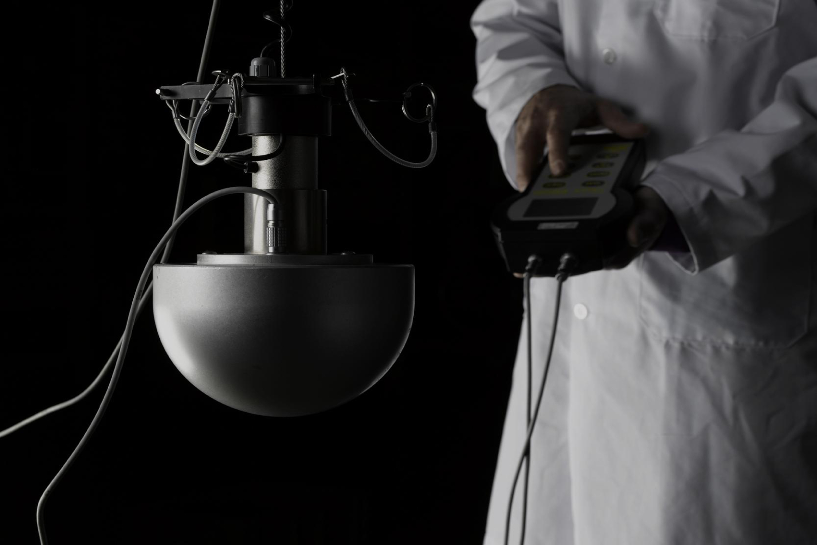 Fotografía de un operario del IBV usando uno de los aparatos para pruebas biomecánicas