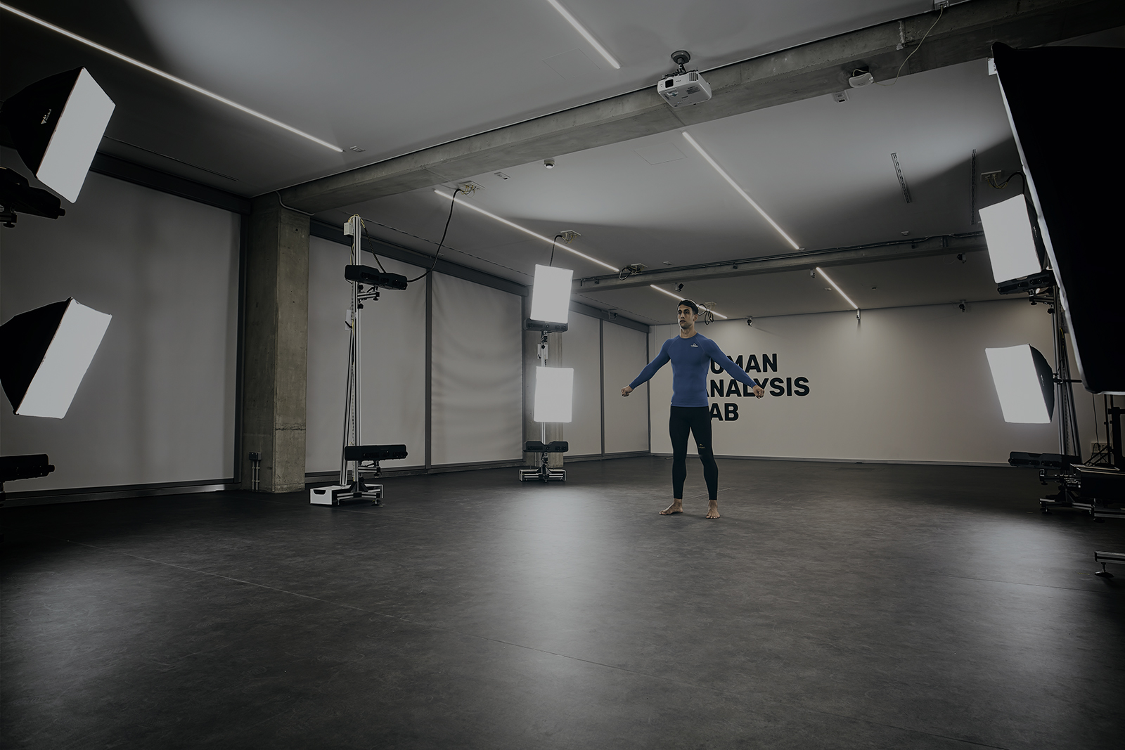 Fotografía de deportista en el estudio con focos y cámaras fotográficas en el Human Analysis Lab de IBV