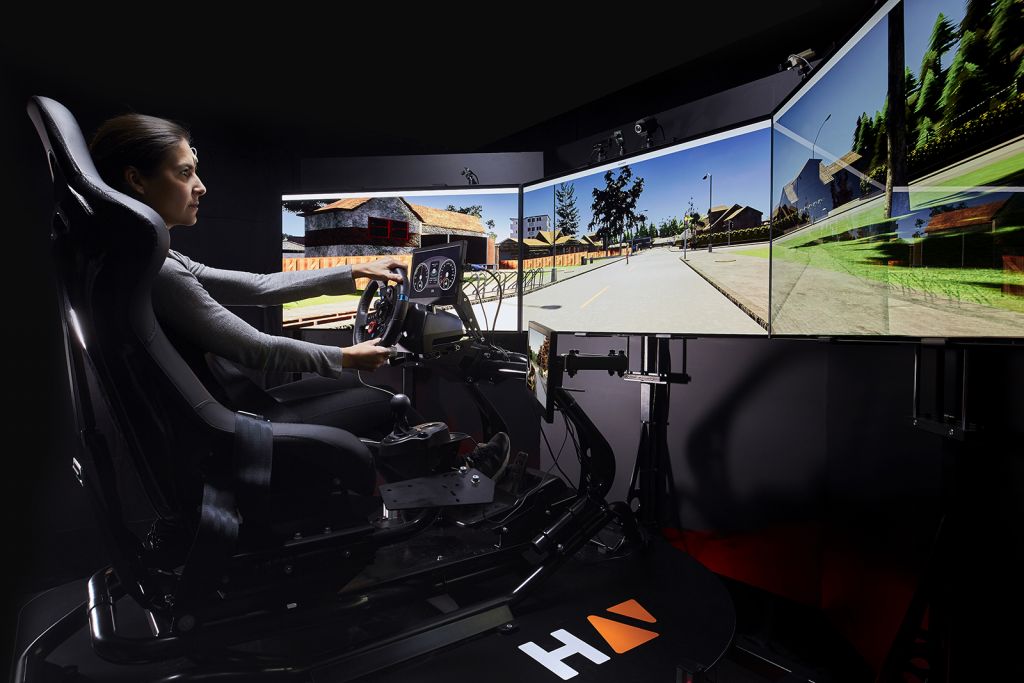 Fotografía de una usuaria conduciendo simulador de vehículos HAV