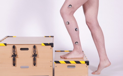 Imagen de las piernas de una persona subiendo escalones para un estudio del proyecto Incliva prótesis de rodilla