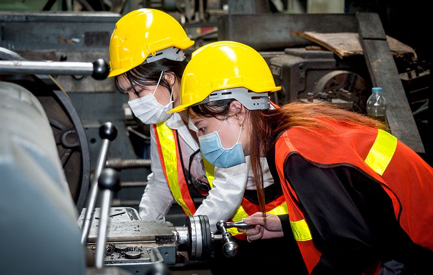 Fotografía de dos ingenieras en su puesto de trabajo que ilustra el proyecto Ergonómicos Metal