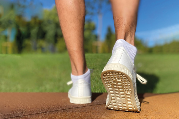 Fotografía en detalle de unos pies con zapatillas de deporte iniciando carrera